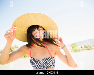 Ritratto di donna che indossa cappello per il sole sulla spiaggia, Salt Lake City, Utah, Stati Uniti d'America Foto Stock