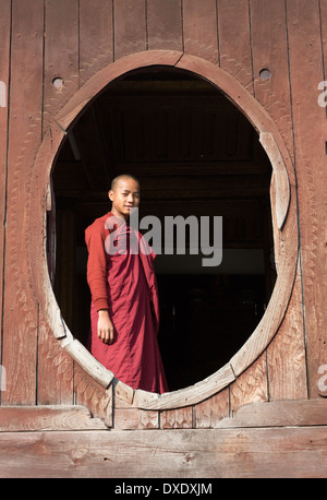 Myanmar Inle Lago Novice monaco al Monastero di Shwe Yan Pyay Foto Stock