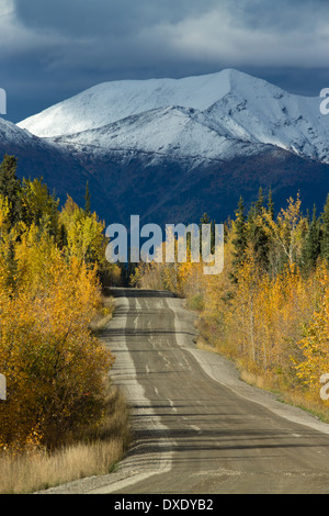 La strada per il Keno, argento sentiero vicino a Mayo, Yukon Territori, Canada Foto Stock