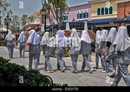 Studentesse musulmane che indossano l'uniforme scolastica e l'abito tradizionale Hijab. Thailandia, S. E. Asia Foto Stock