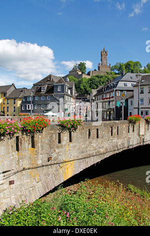 L'aneto fiume ponte pietra vecchia torre Wilhelmsturm costruito 1872-1875 Dillenburg Distretto Lahn-Dill-Kreis Hesse in Germania / Foto Stock