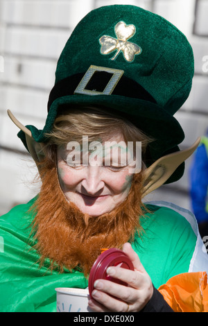 Donna vestita come un leprechaun nel tradizionale il giorno di San Patrizio parata in London Inghilterra England Foto Stock