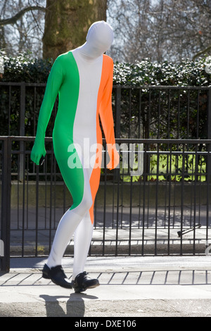 Uomo in un irlandese Morphsuit colorato a Londra per il giorno di San Patrizio Parade Foto Stock