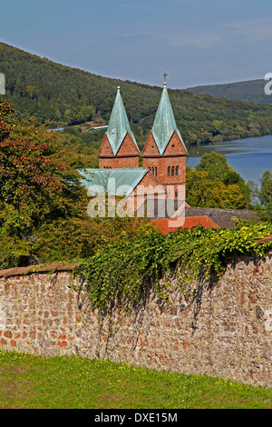 La chiesa cattolica di San Pietro e Paolo ex monastero benedettino Neustadt sul fiume principale bassa Franconia Baviera Germania Foto Stock