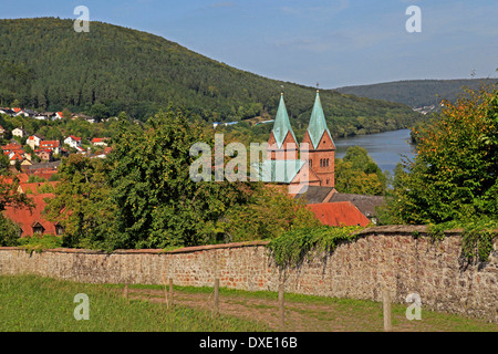 La chiesa cattolica di San Pietro e Paolo ex monastero benedettino Neustadt sul fiume principale bassa Franconia Baviera Germania Foto Stock