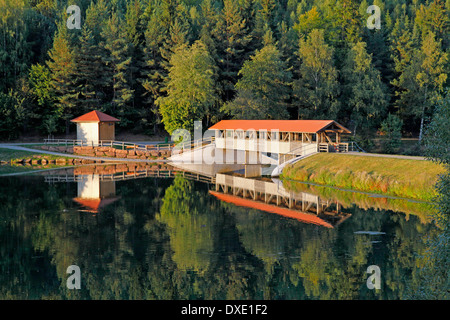 Nagold diga costruita 1965/70 ponte coperto Seewald quartiere Grombach Freudenstadt Foresta Nera settentrionale Baden-Wurttemberg Germania / Foto Stock