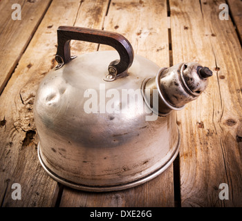 Classico vecchio metallo bollitore del tè in vero stile vintage su una tavola di legno Foto Stock