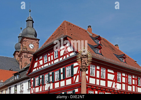 Storica città vecchia casa in legno e muratura chiesa parrocchiale San Gangolf colonna mariana marketplace Amorbach Odenwald Miltenberg Foto Stock