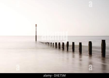 Teignmouth, Devon, Regno Unito. Xxv Marzo 2014. Un bel chiaro la mattina presto sulla spiaggia di Teignmouth. Una lunga esposizione shot utilizzando ND110 filtro mostra grigiore questa mattina con la bassa marea. Nidpor utilizza la tecnica regolarmente a fotografare le zone costiere e la brughiera del Devon. Credito/nidpor Alamy Live News Foto Stock