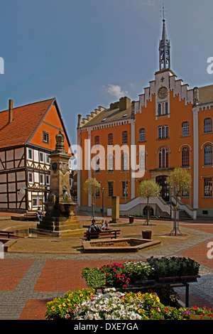 Il municipio, la piazza del mercato, fontana di mercato, Maypole, Hofgeismar, distretto di Kassel, Hesse, Germania Foto Stock