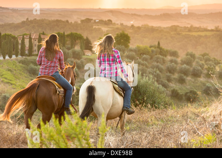 American Quarter Horse. Due piloti su un viaggio in Toscana, Italia. Toscana, Italia Foto Stock