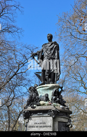 Francesco Russell, il quinto Duca di Bedford. Statua di Richard Westmacott in Russell Square, London, England, Regno Unito Foto Stock