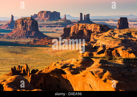 Alba con la vista da caccia di Mesa in Valle Monumento al confine dello Utah e Arizona, Stati Uniti d'America Foto Stock