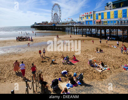 Central Pier and sands, Blackpool, Lancashire, N/W England Foto Stock