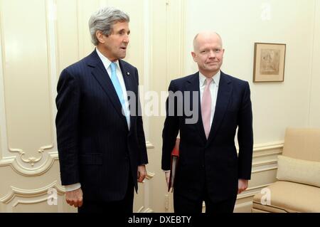 Il Segretario di Stato americano John Kerry con il Ministro degli esteri britannico William Hague prima di una riunione durante la sicurezza nucleare Summit 24 marzo 2014 all'Aia, Paesi Bassi. Foto Stock