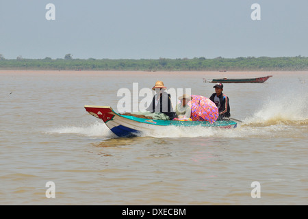 'Coda lunga' barca di velocità che ferry persone e prodotti ai loro villaggi galleggianti sul lago Tonle SAP nella stagione secca, Cambogia, Sud-est asiatico Foto Stock