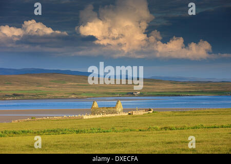 Luce drammatica su Kilnave chiesa sul loch Gruinart,isola di Islay Argyll Scozia Scotland Foto Stock