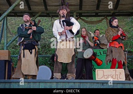 Vestito medievale musicisti con cornamuse storico mercato medievale castello Ronneburg Ronneburg quartiere Main-Kinzig Hesse Foto Stock