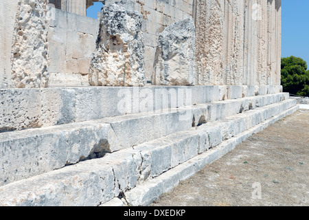 Vista ravvicinata crepis o gradini sul lato sud del tempio o Aphaia Afea Aegina Grecia risalente al 490 a.c. il Foto Stock