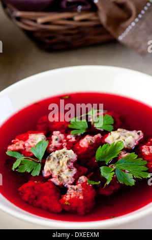 Close up red borscht gnocchi Foto Stock