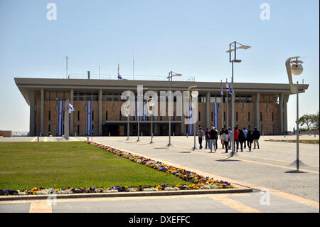 Gerusalemme, Israele. 20 Mar, 2014. Un gruppo di visitatori passeggiata verso la Knesset, la sede del parlamento israeliano a Gerusalemme, Israele, 20 marzo 2014. Foto: Marc Tirl/dpa/Alamy Live News Foto Stock