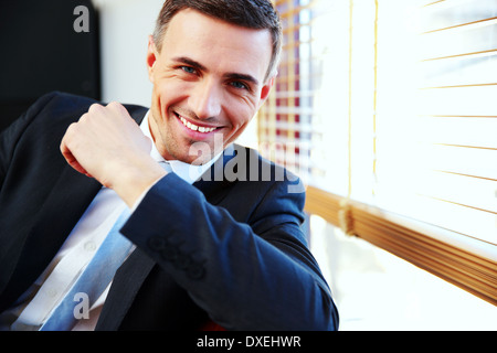 Ritratto di un bel happy businessman in tuta Foto Stock