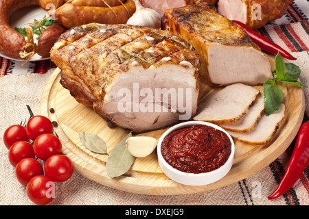 Diversi tipi di fatti in casa a base di carne di maiale disposto con il sugo di pomodoro e verdure. Foto Stock