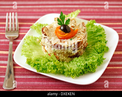Il cous cous di cavolfiore con i funghi. Ricetta disponibile. Foto Stock