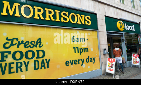 Esterno di Morrisons LOCAL convenience store su New Oxford Street a Londra REGNO UNITO KATHY DEWITT Foto Stock