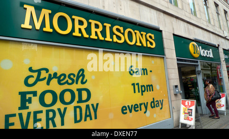 Supermercato esterno di Morrisons LOCAL convenience store su New Oxford Street a Londra England Regno Unito KATHY DEWITT Foto Stock