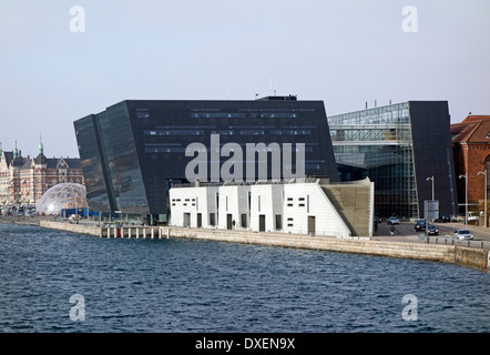 Il Royal Danish Library è alloggiato in un edificio denominato Black Diamond spettacolarmente posizionato sul lungomare di Copenaghen Foto Stock