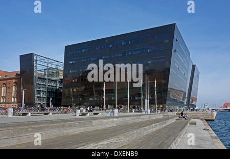 Il Royal Danish Library è alloggiato in un edificio denominato Black Diamond spettacolarmente posizionato sul lungomare di Copenaghen Foto Stock