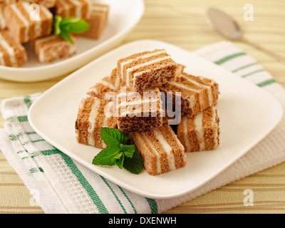 Pan di Spagna con caffè e mascarpone. Ricetta disponibile. Foto Stock