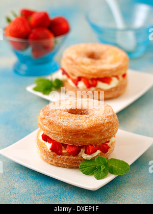 Cronuts con fragole e mascarpone. Ricetta disponibile. Foto Stock