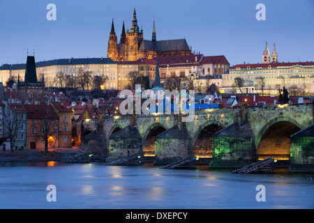Il quartiere del castello, la Cattedrale di San Vito e il Ponte Carlo sul fiume Moldava al crepuscolo, Praga, Repubblica Ceca Foto Stock