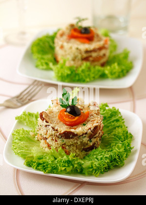 Il cous cous di cavolfiore con i funghi. Ricetta disponibile. Foto Stock