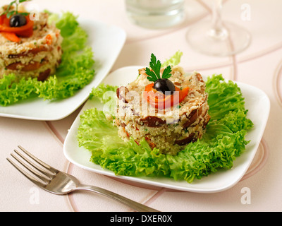 Il cous cous di cavolfiore con i funghi. Ricetta disponibile. Foto Stock