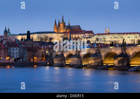 Il quartiere del castello, la Cattedrale di San Vito e il Ponte Carlo sul fiume Moldava al crepuscolo, Praga, Repubblica Ceca Foto Stock