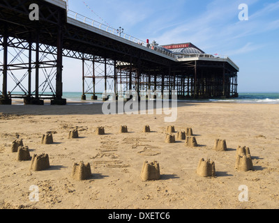 Anello di castelli sulla spiaggia con Cromer Pier in background Norfolk Inghilterra Foto Stock