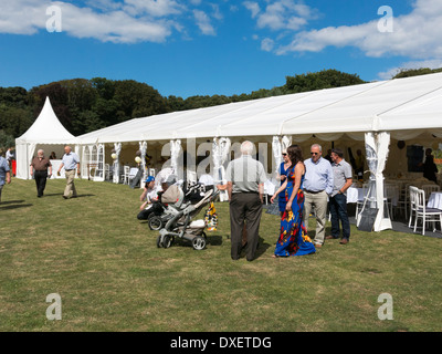 Persone in piedi al di fuori dei grandi marquee su prati CROMER Inghilterra Norfolk Foto Stock