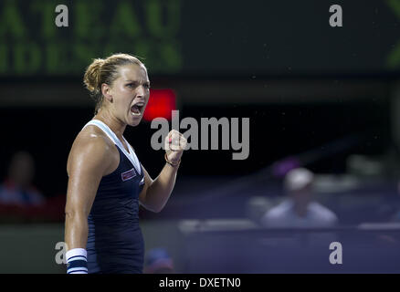 Key Biscayne, Florida, Stati Uniti d'America. 24 Mar, 2014. Key Biscayne - marzo 24: con il feltro con la palla da tennis ancora galleggianti in aria, DOMINIKA CIBULKOVA (SVK) guarda indietro al suo allenatore e cuce un pugno dopo aver vinto un punto duro che ha dato il suo punto di corrispondenza. Cibulkova ha preso 3 set per sconfiggere il 3 tempo di Sony apre la campionessa di tennis 61, 57, 63 e degli anticipi per i quarti di finale al 2014 Sony Open Tennis Tournament. (Foto di Andrea, Patrono) Credito: Andrea, Patrono/ZUMAPRESS.com/Alamy Live News Foto Stock