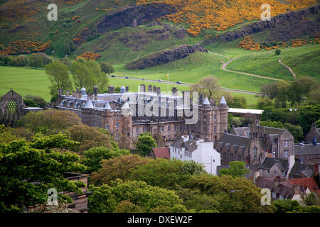 Vista verso il palazzo di Holyrood e salisbury falesia città di Edimburgo. Foto Stock