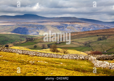 Cave di seguito Ingleborough dal di sopra Stainforth vicino a Settle Yorkshire Dales Inghilterra Foto Stock