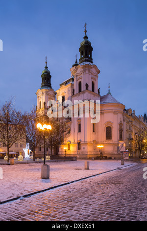 La Chiesa di San Nicola con una spolverata di neve e le luci di Natale in Piazza della Città Vecchia di Praga, Repubblica Ceca Foto Stock