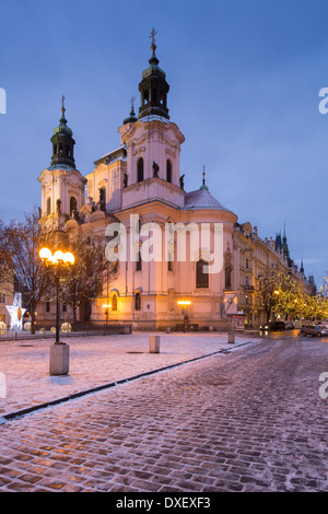 La Chiesa di San Nicola con una spolverata di neve e le luci di Natale in Piazza della Città Vecchia di Praga, Repubblica Ceca Foto Stock