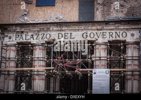 L'Aquila, Italia. Xxv Marzo 2014. Una vista di ''Palazzo del Governo", sede della Prefettura, in centro a L'Aquila il 25 marzo 2014. Il 6 aprile 2009 un devastante terremoto ha colpito la medievale città di montagna e la sua provincia. Il numero di morti è stato 309. A cinque anni dal sisma, alcune zone della città sono ancora chiusi e contrassegnati da un ''Red Zone'', la ricostruzione è in corso. Credito: ZUMA Press, Inc./Alamy Live News Foto Stock