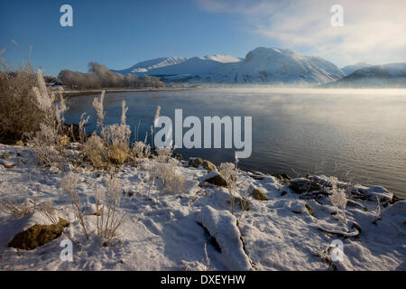 Vista invernale di Ben Ben Nevis dal sul Loch Eil, Lochaber Foto Stock