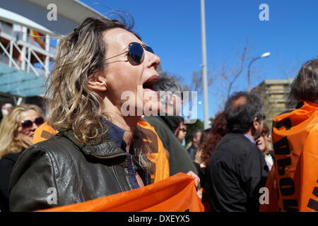 Salonicco, Grecia. Xxv Marzo 2014. Gli insegnanti di canto anti-austerità slogan durante l'indipendenza greca parata del giorno di martedì, nel nord della città portuale di Salonicco, la seconda città più grande della Grecia. I Greci hanno celebrato il loro giorno dell indipendenza nazionale nel mezzo di strette misure di sicurezza e di protesta nel nord del porto della città di Salonicco, come gli insegnanti della scuola di messa in scena di una protesta contro i licenziamenti previsti come parte dei governi al taglio di costo riforme. Credito: Orhan Tsolak/Alamy Live News Foto Stock