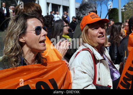 Salonicco, Grecia. Xxv Marzo 2014. Gli insegnanti di canto anti-austerità slogan durante l'indipendenza greca parata del giorno di martedì, nel nord della città portuale di Salonicco, la seconda città più grande della Grecia. I Greci hanno celebrato il loro giorno dell indipendenza nazionale nel mezzo di strette misure di sicurezza e di protesta nel nord del porto della città di Salonicco, come gli insegnanti della scuola di messa in scena di una protesta contro i licenziamenti previsti come parte dei governi al taglio di costo riforme. Credito: Orhan Tsolak/Alamy Live News Foto Stock