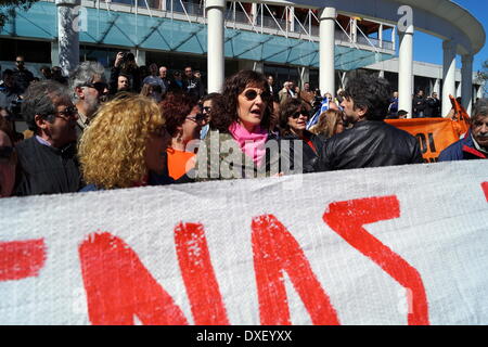 Salonicco, Grecia. Xxv Marzo 2014. Gli insegnanti di canto anti-austerità slogan durante l'indipendenza greca parata del giorno di martedì, nel nord della città portuale di Salonicco, la seconda città più grande della Grecia. I Greci hanno celebrato il loro giorno dell indipendenza nazionale nel mezzo di strette misure di sicurezza e di protesta nel nord del porto della città di Salonicco, come gli insegnanti della scuola di messa in scena di una protesta contro i licenziamenti previsti come parte dei governi al taglio di costo riforme. Credito: Orhan Tsolak/Alamy Live News Foto Stock